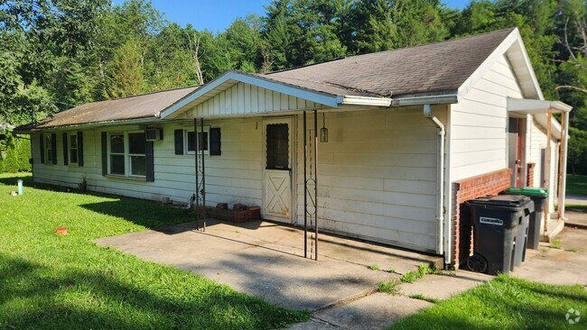 Building Photo - 3 bedroom 1 bathroom Rental