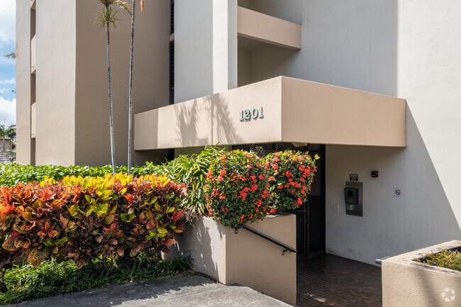 Photo - Wilder at Piikoi