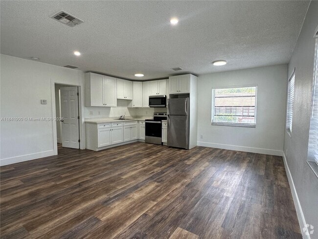 Building Photo - 3315 SW 15th Ave Unit 6 Rental