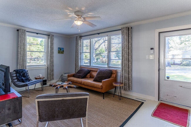 Photo - 166 Williams St