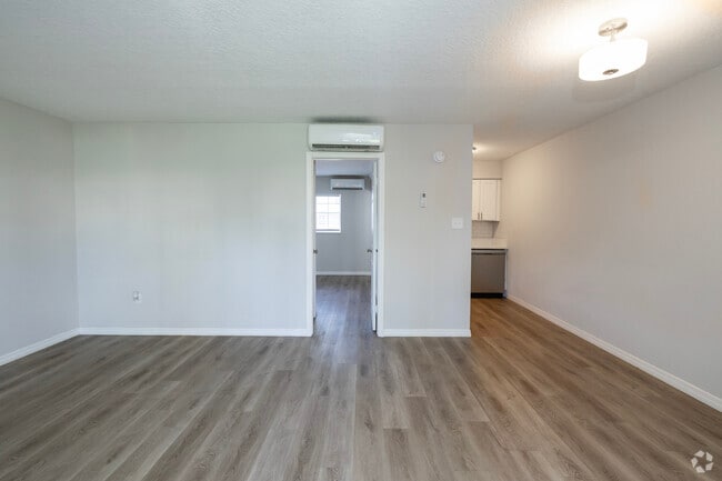 1BR, 1BA - 540SF - Entrance - Tara House West Apartments