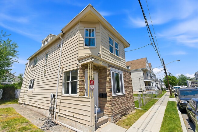 Front Left - 33 Lafayette St Unit Apartment 1