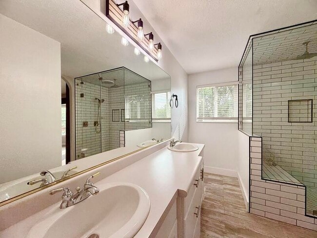 Photo - 2154 Wasatch Blvd Unidad 2154 (Upstairs)