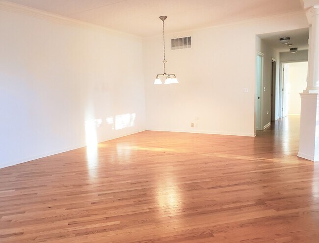 Photo - 1914 Crenshaw Cir