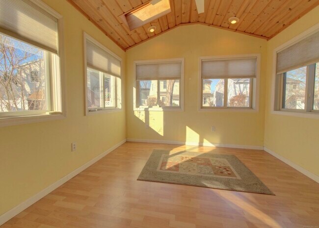 Photo - 43 Kingsbury Ln