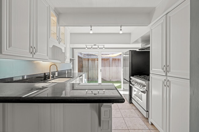 Building Photo - 4040 Grand View Blvd Rental