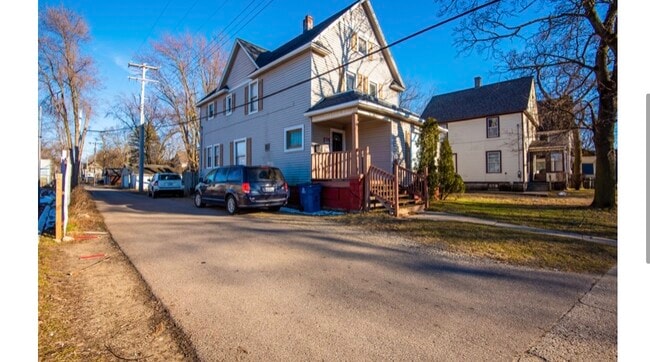 Photo - 1415 Portage St