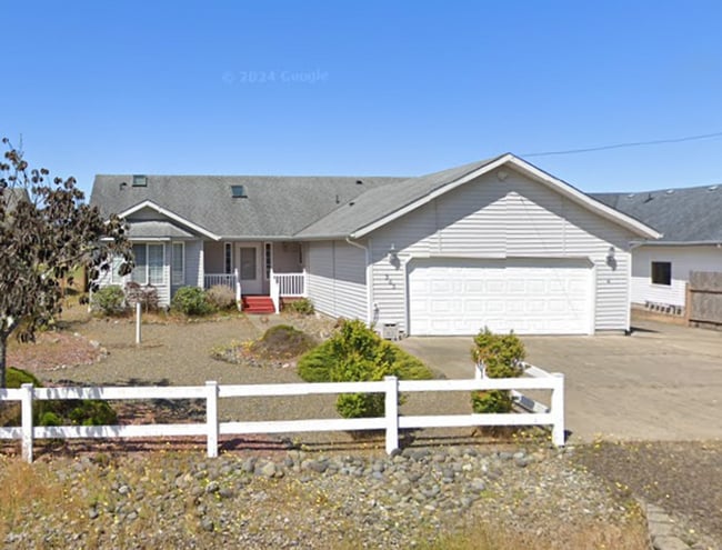 Building Photo - Large Golf Course 1 Story Home