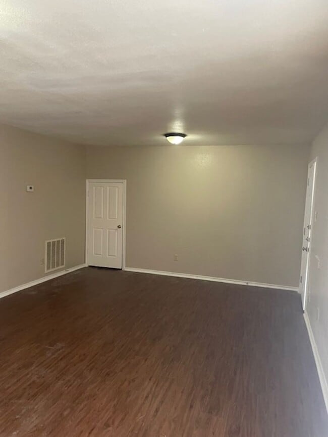 Photo - Spacious 2 Bedroom, 1 Bathroom Apartment