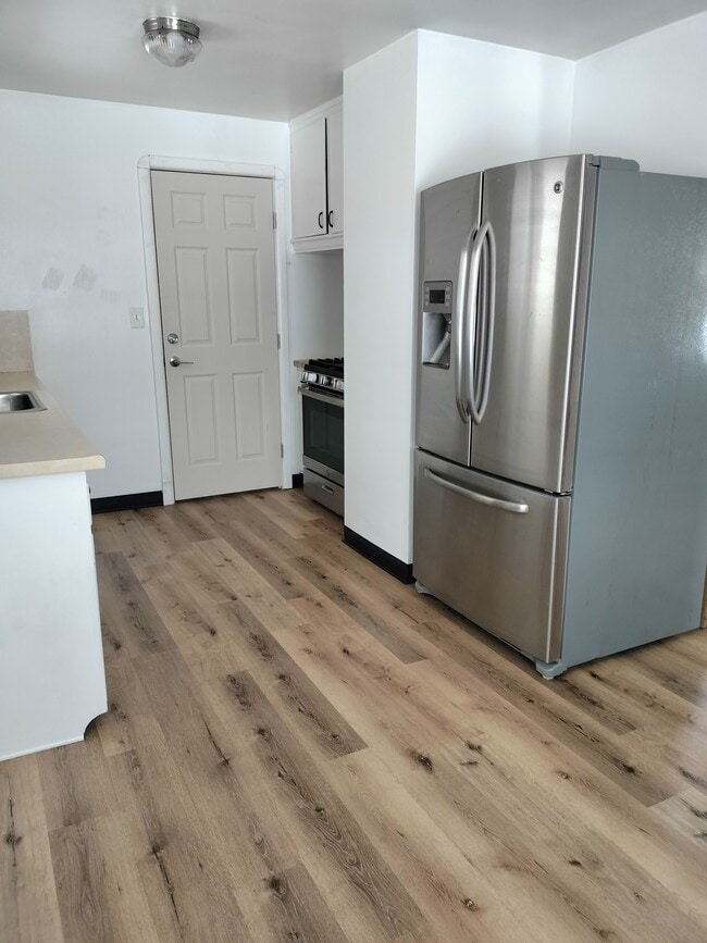 Photo - 8306 Essen Ave Unidad 1 (Lower)