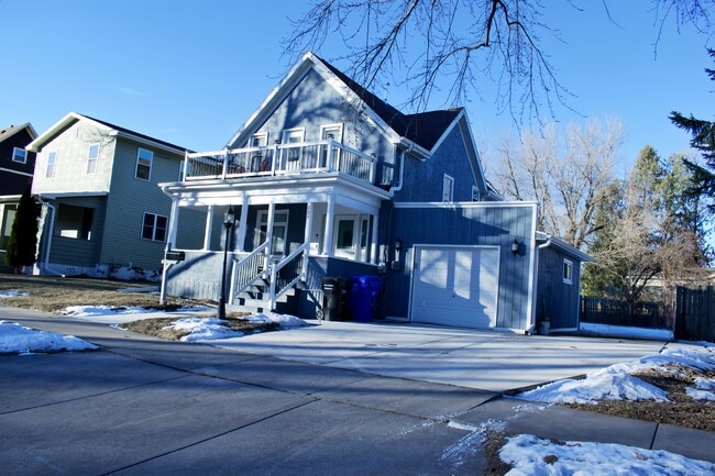 Building Photo - 838 E Washington St