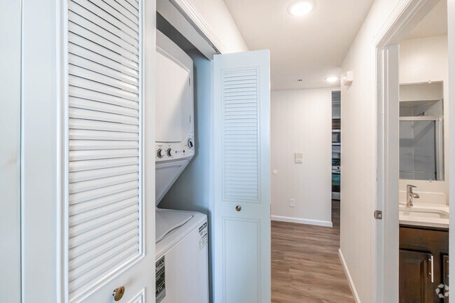 1BR, 1BA - 700SF - Laundry