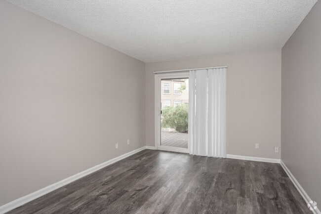 2BR, 2BA - 1100SF