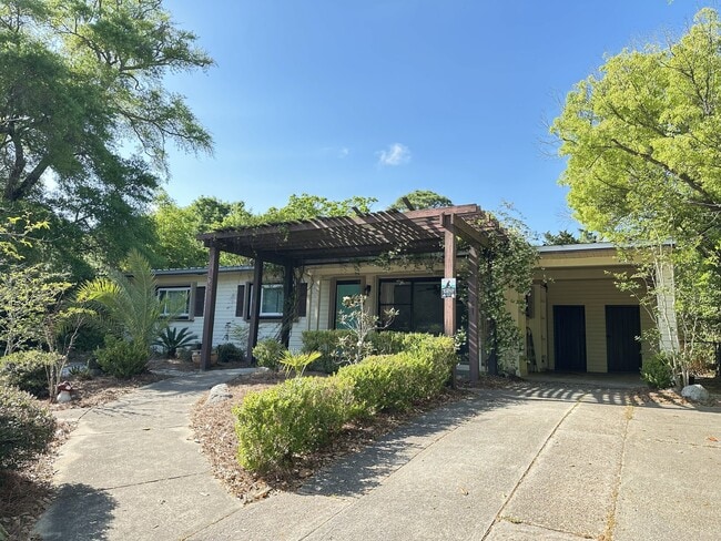 Building Photo - 133 California Dr NE