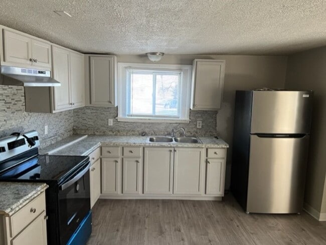 Building Photo - 136 N Spring St Unit Apt 1