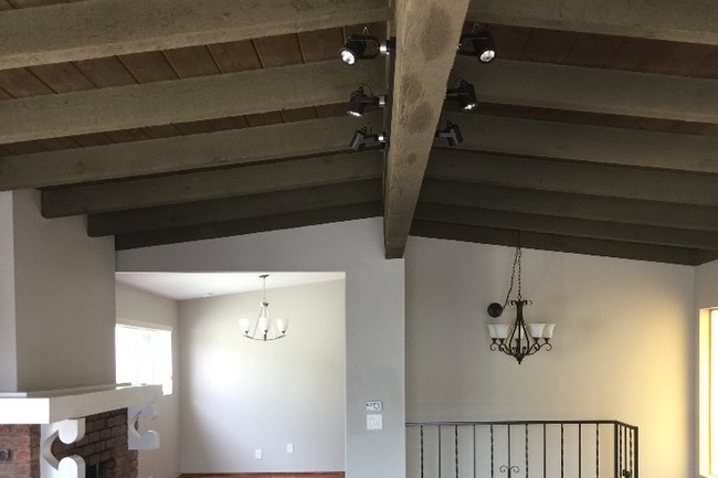 Techo con vigas altas en la sala de estar - 306 Larsson St
