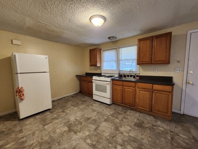 Building Photo - 65 Fairview Ave Unit 65