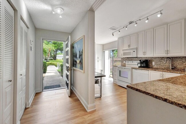 Photo - 11 Southport Ln Unit A