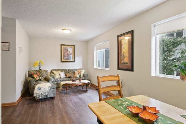 Photo - 619-625 Snelling Ave N