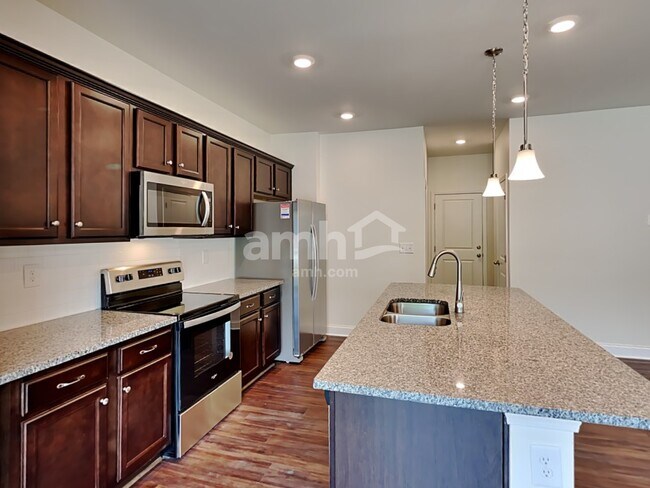 Photo - 877 Headland Wy