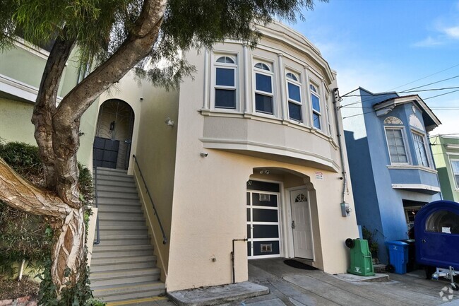 Building Photo - Spacious and Tastefully Remodeled Upper Flat Rental