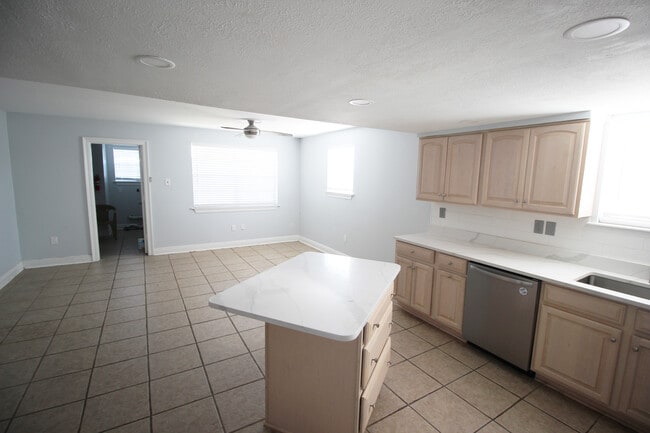 Photo - 5014 Newlands St