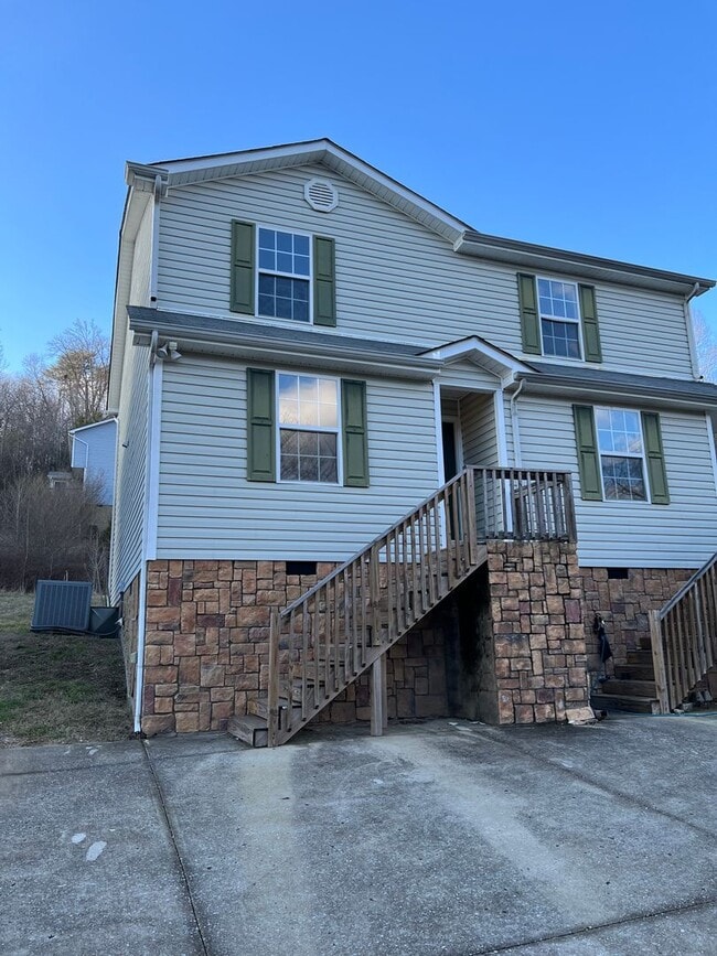 Building Photo - Coming Soon! Fresh updates on Old Dayton Pike