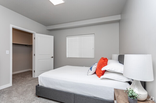 2BR, 1BA - 927 SF