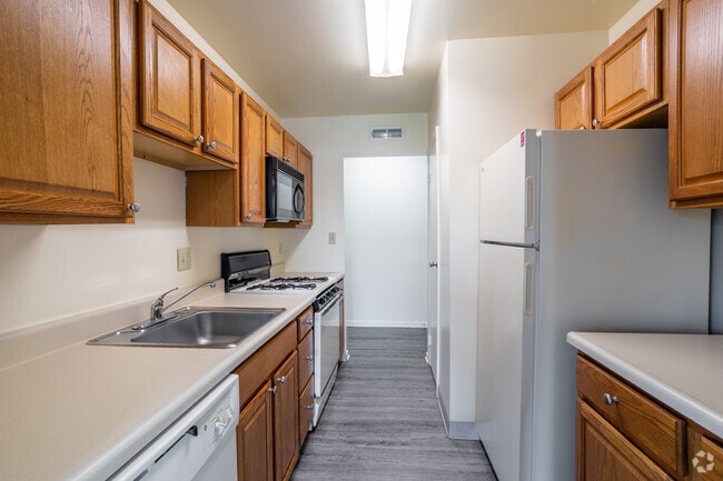 1BR, 1BA - 768 SF - Kitchen