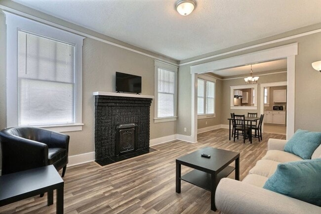 Building Photo - Large 2BR/1BA Downtown House Steps From Daffin Park