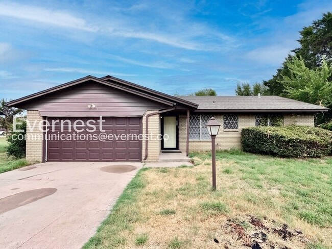 Building Photo - 4 Bed/2.5 Bath Home with Fenced Yard & Garage / Available Now!
