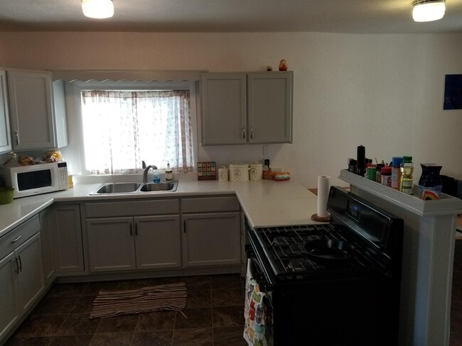 Photo - 712 Lake St