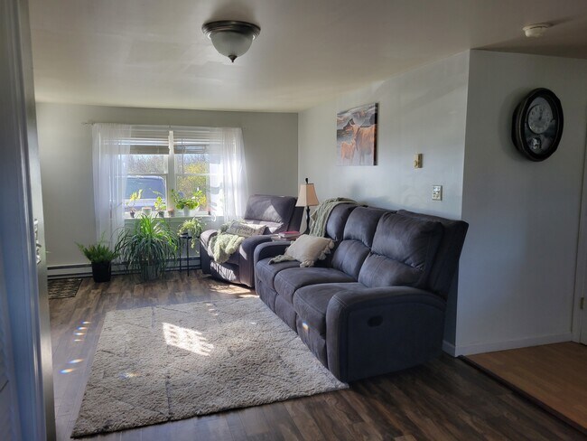 Photo - 635 N Middle Rd