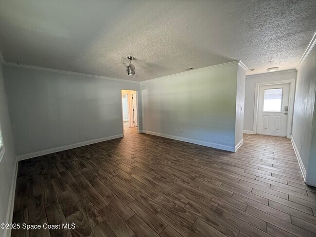 Photo - 337 Mc Leod Dr