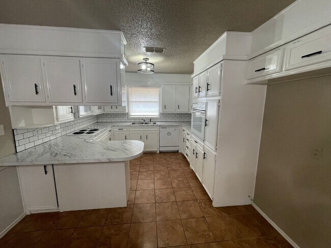 Photo - House Located Minutes From Parks, Shopping...