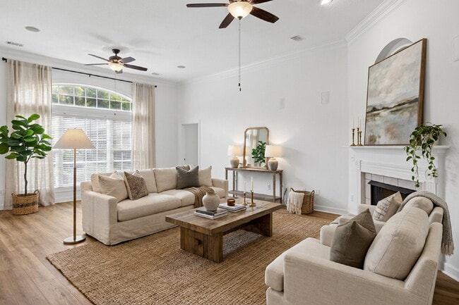 Building Photo - Large townhome in the Desirable Southbridge Community