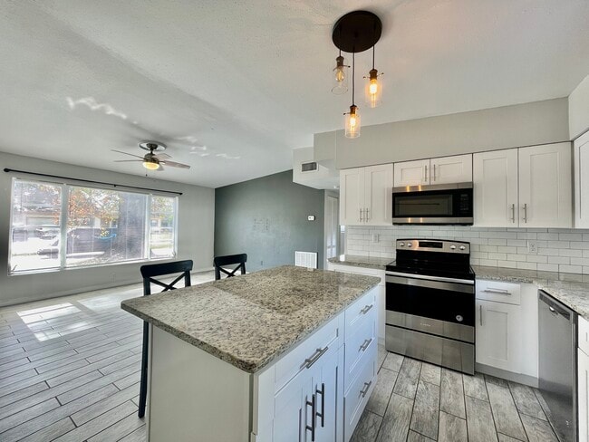 Photo - 1434 Overlea St