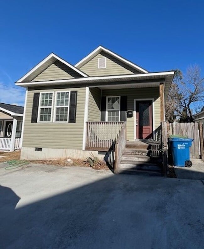 Building Photo - 3 bedroom, 2 bathroom built in 2020 near downtown!