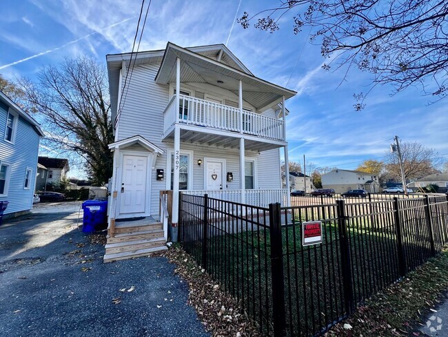 Building Photo - Charming 1st Floor, 2 Bedroom duplex in th... Rental