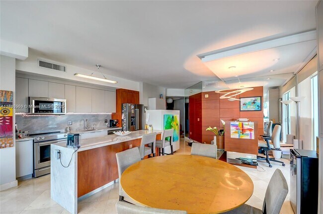 Photo - 3131 NE 188th St Unidad 1-808