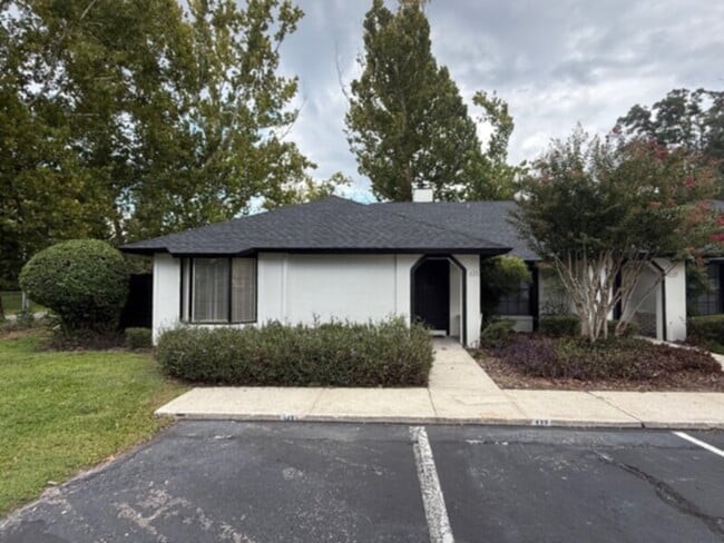 Building Photo - 2 Bedroom in Quiet Setting w/ Lawn Care &a... Rental