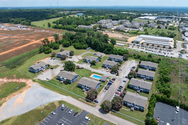 Discover our expansive community with ample parking and convenient layout in Prattville, professionally operated by Highlands Vista Group.