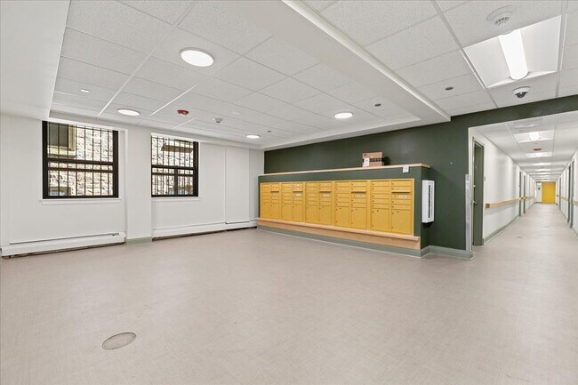 Building Photo - 927 W Wilson Ave Rental
