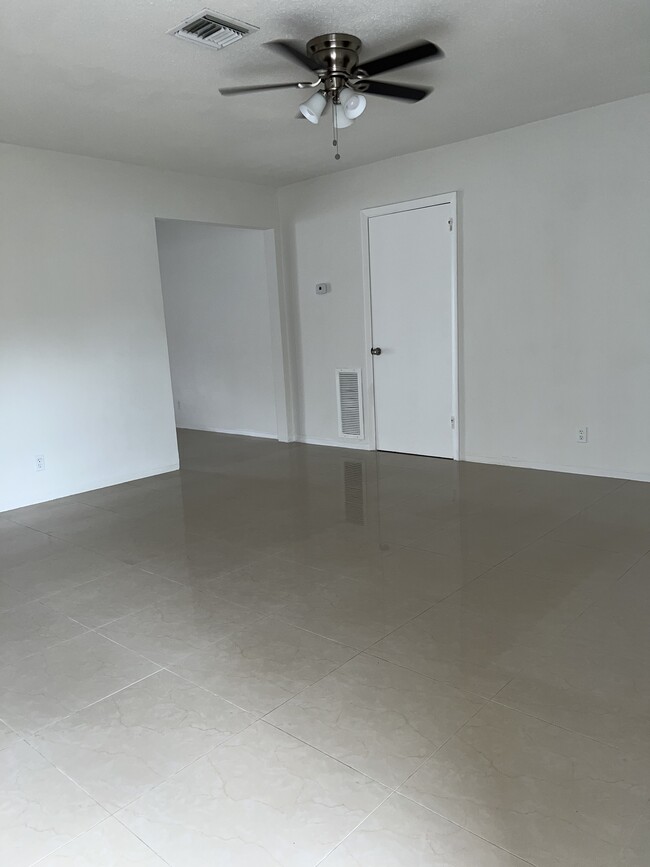 Living room: Porcelain floors and ceiling fan - 5010 SW 26th Ave Casa Unidad 1