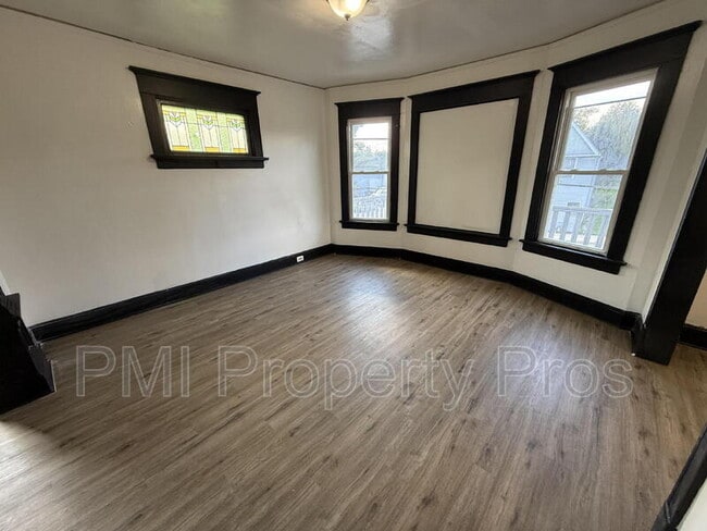 Photo - 2940 N Teutonia Ave