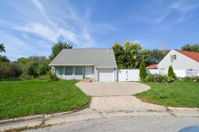 Building Photo - Bright & beautiful home at the end of a quiet cul de sac