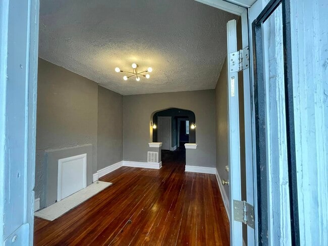 Living Room - 3867 Ashland Ave Unit 3867 1st Floor