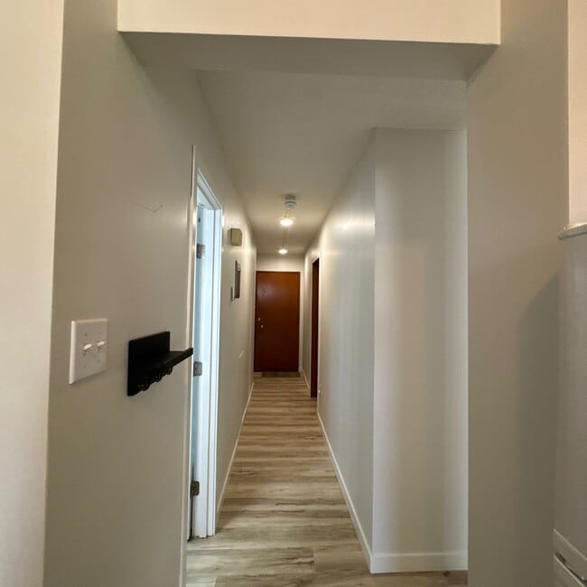 Building Photo - 2024-2035 35 Ave SW Unit 1a