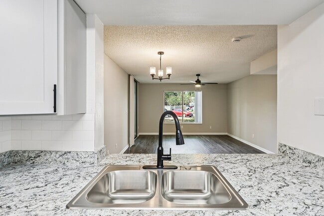 Lakeside Glen Apartments