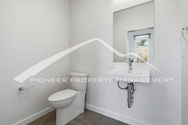 Photo - Spacious Townhouse with Washer/Dryer and Central AC